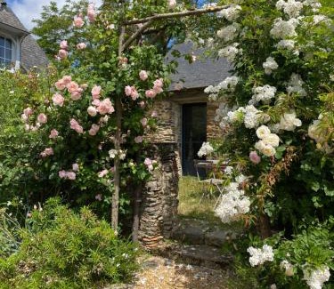 La Jaille-Yvon Bed & Breakfast | La Moulinière, jolie longère du XVIIè 25, chemin de la Source