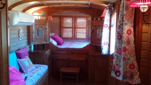 Le Cailar Bed & Breakfast | La Nanou'che (roulotte en Camargue)