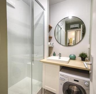 Costieres Apartment | La Palm Room ~ Climatisation ~ Balcon ~ Parking