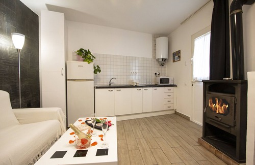 Valdelaguna Ski Chalet | La Parra: Country House for 2, with Private Pool near Chinchón