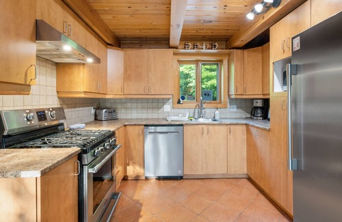 Wentworth-Nord Ski Chalet | La perle rosée boréale: rustic cottage on the water