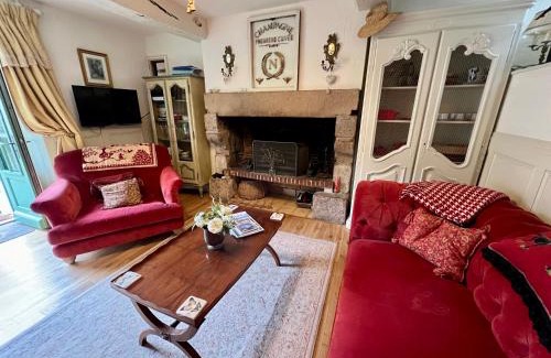 Lanvallay House | La Petite Madeleine is a Charming 2 Bedroom Pet Friendly Gite situated on Dinan Port