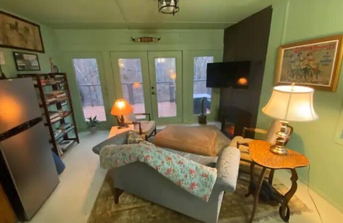Ellijay Cottage | La Petite Maison - cottage #5 at Blue Cactus Cottages close to wineries