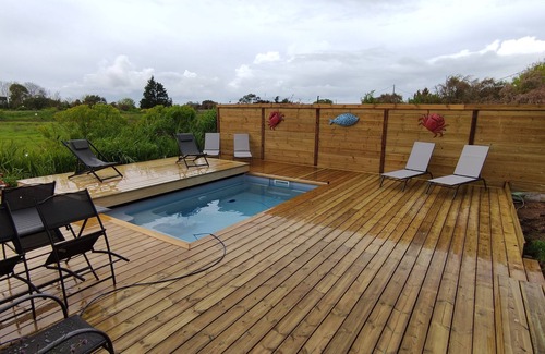 Saint-Vivien-de-Medoc Villa | "La Pointe Pescade" fishermen's hut facing the estuary, swimming pool, air conditioning.