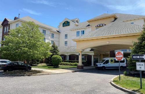 Bohemia Hotel | La Quinta by Wyndham Islip - MacArthur Airport