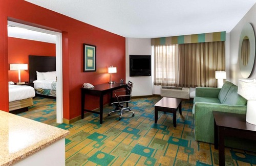 Glendale Hotel | La Quinta by Wyndham Milwaukee Bayshore Area