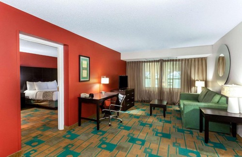 Glendale Hotel | La Quinta by Wyndham Milwaukee Bayshore Area