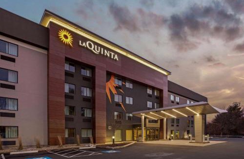 Windsor Locks Hotel | La Quinta by Wyndham Hartford Bradley Airport