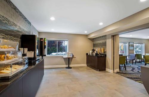 Windsor Locks Hotel | La Quinta by Wyndham Hartford Bradley Airport