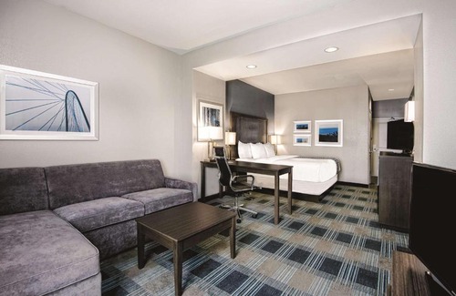 Victoria Hotel | La Quinta by Wyndham Victoria - South