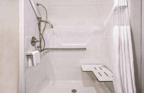 Victoria Hotel | La Quinta by Wyndham Victoria - South