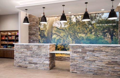Hutchinson Hotel | La Quinta Inn and Suites by Wyndham Lincoln