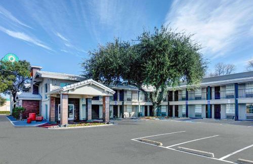 Knox - Henderson Hotel | La Quinta Inn by Wyndham Dallas Uptown