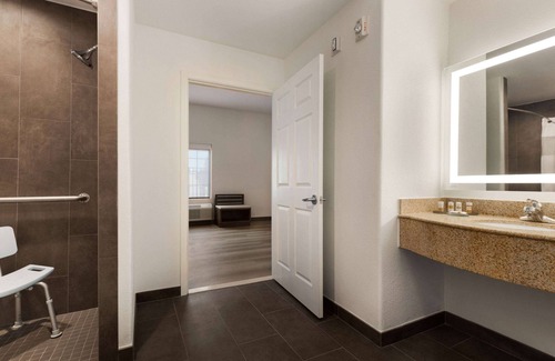 Port Arthur Hotel | La Quinta Inn & Suites by Wyndham Port Arthur