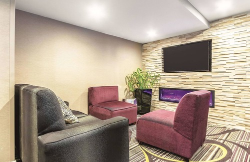 Windsor Locks Hotel | La Quinta Inn & Suites by Wyndham Hartford - Bradley Airport
