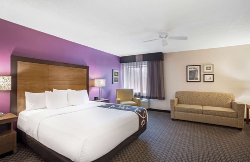 Windsor Locks Hotel | La Quinta Inn & Suites by Wyndham Hartford - Bradley Airport