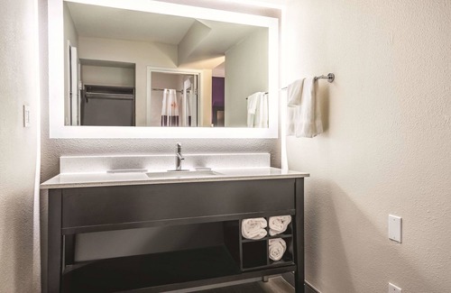 Windsor Locks Hotel | La Quinta Inn & Suites by Wyndham Hartford - Bradley Airport