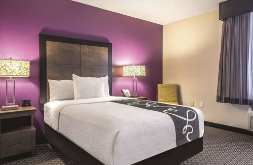 Windsor Locks Hotel | La Quinta Inn & Suites by Wyndham Hartford - Bradley Airport