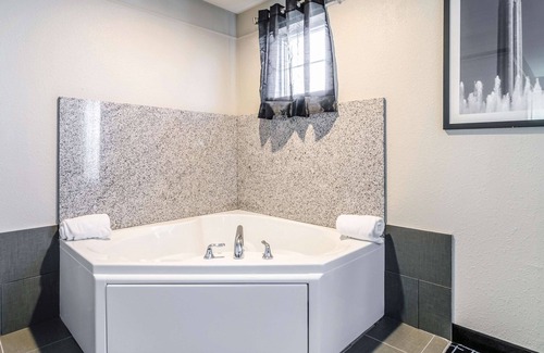 Waldron Hotel | La Quinta Inn & Suites by Wyndham Kansas City Airport