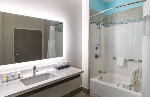 Forsyth Hotel | La Quinta Inn & Suites by Wyndham Forsyth