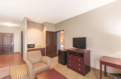 Humble Hotel | La Quinta Inn & Suites by Wyndham Houston Bush Intl Airpt E