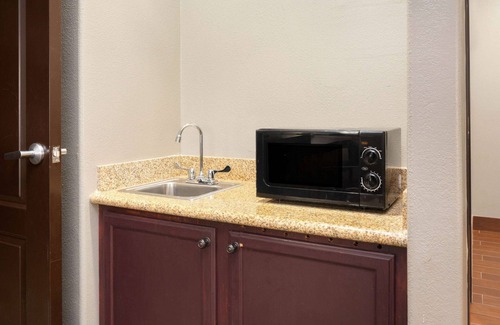 Humble Hotel | La Quinta Inn & Suites by Wyndham Houston Bush Intl Airpt E
