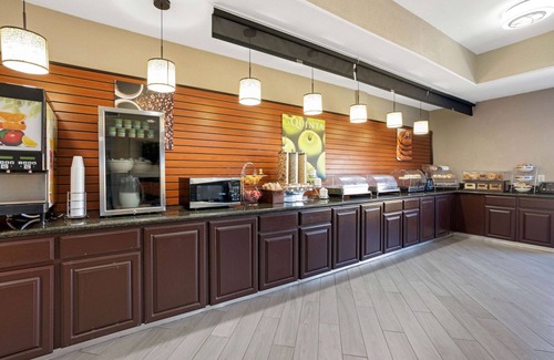 Humble Hotel | La Quinta Inn & Suites by Wyndham Houston Bush Intl Airpt E