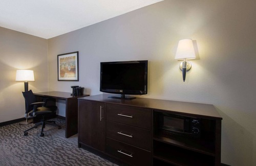 Erie Hotel | La Quinta Inn & Suites by Wyndham Erie