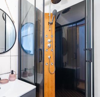 Bourbonne-les-Bains Apartment | La Rosée - Studio Zen à 50m des Thermes - Vue Casino, SDD hydromassante, Smart TV