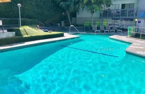 Rampart Village Apartment | LA Studio with Pool, Balcony and Private parking