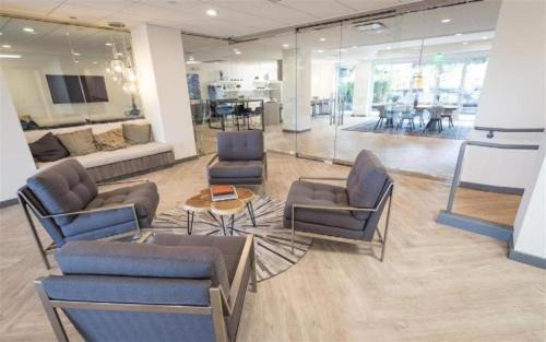 Rampart Village Apartment | LA Studio with Pool, Balcony and Private parking