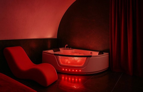 Bouc-Bel-Air House | La suite miroir, La suite miroir, love room with jacuzzi between Aix and Marseille.