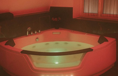 Bouc-Bel-Air House | La suite miroir, La suite miroir, love room with jacuzzi between Aix and Marseille.