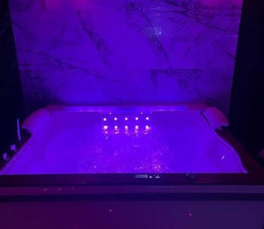 Saint-Jacques - Saint-Roch Apartment | La Suite Prestige Jacuzzi,Sauna,Netflix,Disney
