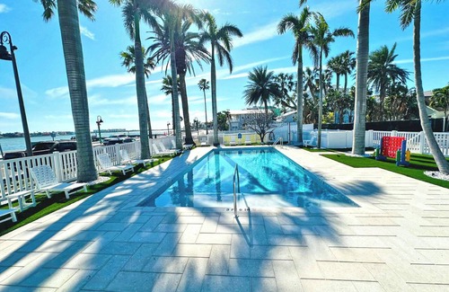 Pass-a-Grille Historic District Apartment | La Tortuga Historic Downtown Pass A Grille St Pete Beach 2