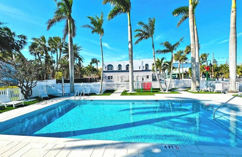 Pass-a-Grille Historic District Apartment | La Tortuga Historic Downtown Pass A Grille St Pete Beach 2