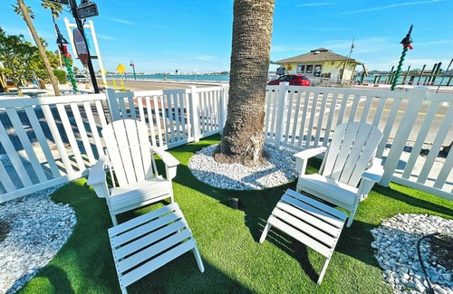Pass-a-Grille Historic District Apartment | La Tortuga Historic Downtown Pass A Grille St Pete Beach 5