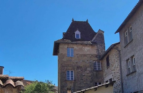 Saint-Cere Apartment | La Tour de St Céré, insolite en coeur de ville