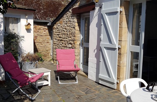 Arradon House | La Traversière enclosed outdoor area, beach 600m, shops 100m,wifi