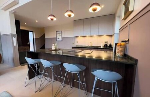Grand Paris Seine et Oise Villa | La Vie Sage - Luxurious Villa with Jacuzzi and Sauna, LA VIE SAGE Maison de Luxe au bord de Seine av