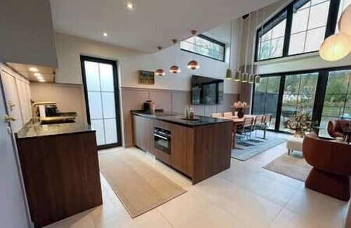 Grand Paris Seine et Oise Villa | La Vie Sage - Luxurious Villa with Jacuzzi and Sauna, LA VIE SAGE Maison de Luxe au bord de Seine av