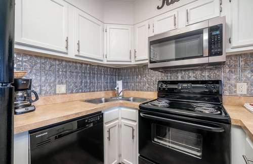 Lake Hamilton Condo | Labor Day Special! South Shore 1 bdrm! Gameroom, Mini-Golf, Pickleball, 2 Pools!