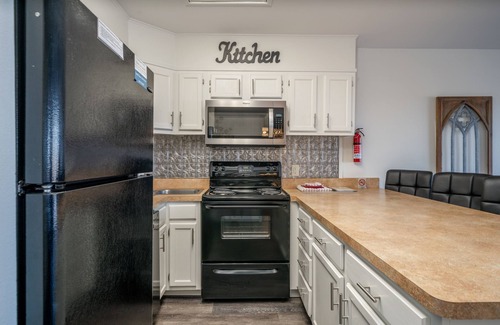 Lake Hamilton Condo | Labor Day Special! South Shore 1 bdrm! Gameroom, Mini-Golf, Pickleball, 2 Pools!