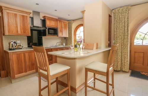 Longnor Apartment | LACEWOOD, romantic, luxury holiday cottage, with a garden in Longnor