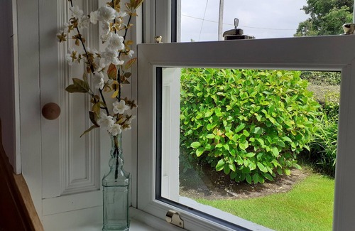 Garrykennedy Cottage | LACKAROE COTTAGE, family friendly in Garrykennedy, County Tipperary