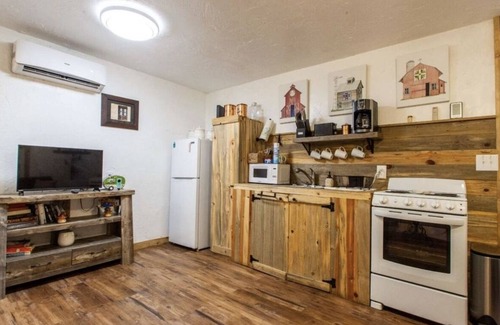 Murphy Cabin | Ladybird's Lodge - dog friendly