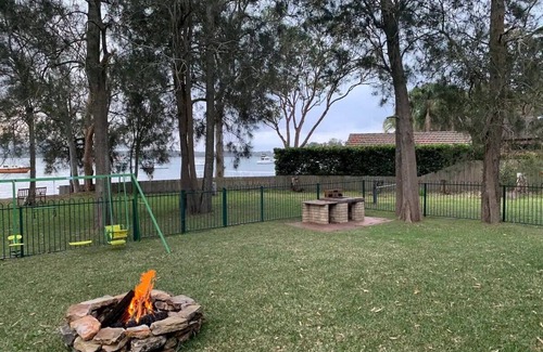 Lake Macquarie City Council House | Lago Mac - dog friendly lake house with great sunsets