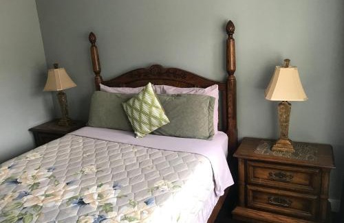 Central Okanagan Bed & Breakfast | Lake and Bridge View Vacation Home