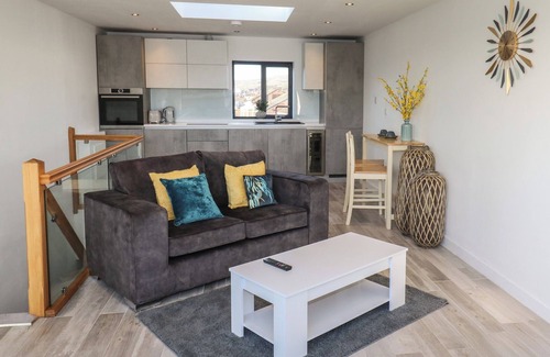 Littleborough Cottage | LAKE BANK VIEWS, romantic, with a garden in Littleborough