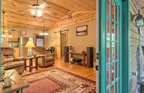 Wiley Cabin | Lake Burton Retreat: Cozy Cabin & Near Eateries